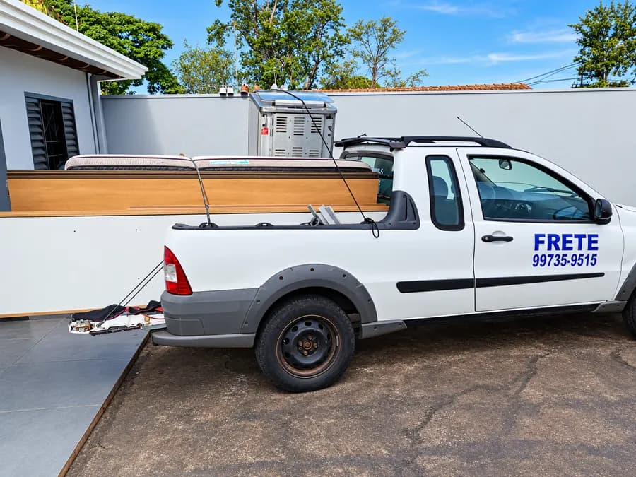 Transporte de colchões e móveis de madeira pela Rezende Fretes