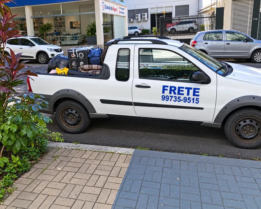 Frete de pequena mudança com malas e caixas em Maringá